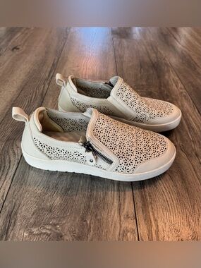 Jambu Leather Slip-On Sneakers Cream Perforated Floral Comfort Shoes Women’s 7
